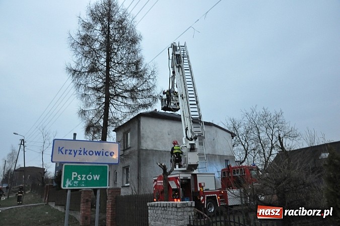Zdjęcie w galerii na portalu naszraciborz.pl: Strażacy z powiatu raciborskiego i wodzisławskiego zjechali do akcji gaszenia pożaru poddasza wiadomości z regionu