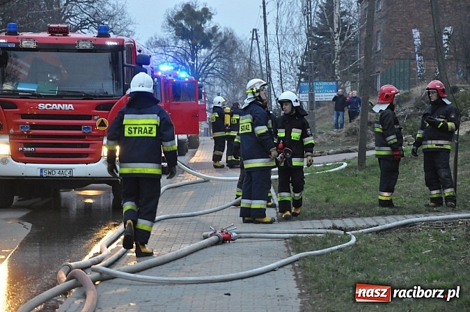 Zdjęcie w galerii na portalu naszraciborz.pl: Strażacy z powiatu raciborskiego i wodzisławskiego zjechali do akcji gaszenia pożaru poddasza wiadomości z regionu