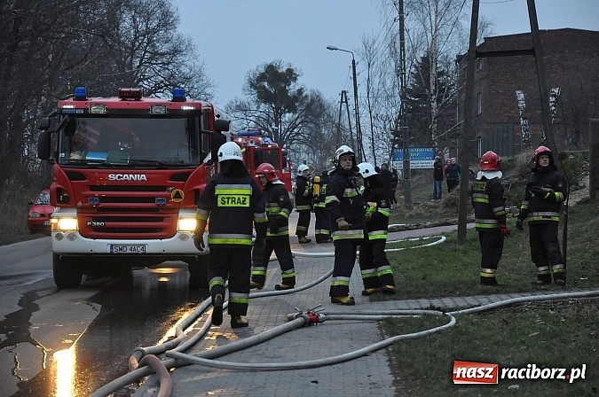 Zdjęcie w galerii na portalu naszraciborz.pl: Strażacy z powiatu raciborskiego i wodzisławskiego zjechali do akcji gaszenia pożaru poddasza wiadomości z regionu