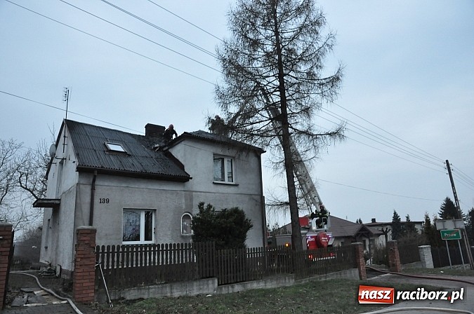 Zdjęcie w galerii na portalu naszraciborz.pl: Strażacy z powiatu raciborskiego i wodzisławskiego zjechali do akcji gaszenia pożaru poddasza wiadomości z regionu