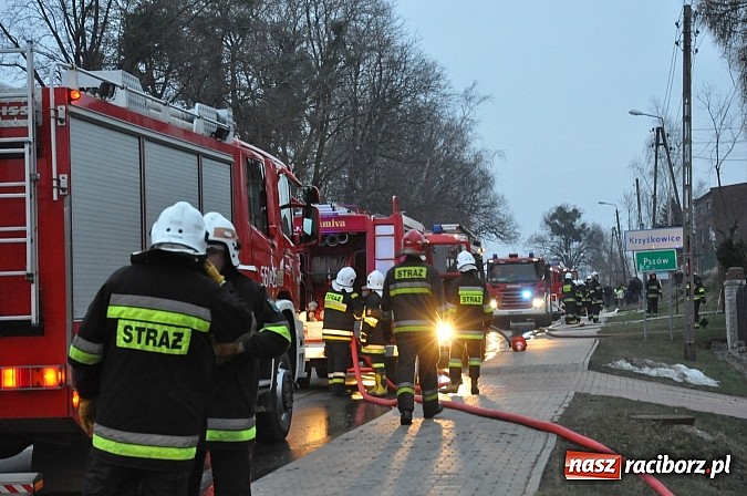 Zdjęcie w galerii na portalu naszraciborz.pl: Strażacy z powiatu raciborskiego i wodzisławskiego zjechali do akcji gaszenia pożaru poddasza wiadomości z regionu