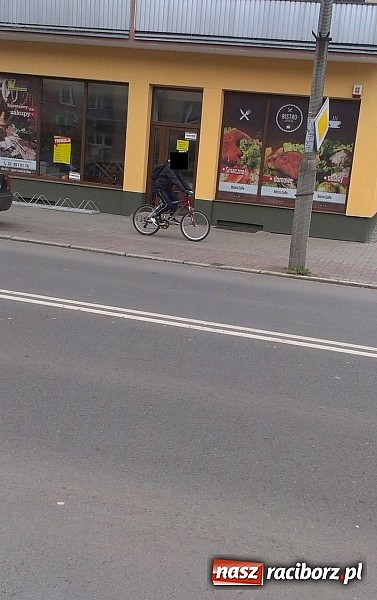 Zdjęcie w galerii na portalu naszraciborz.pl: Komendancie, co Pan na to? Czytelnik kolejny raz pyta o rowerzystów wiadomości z regionu