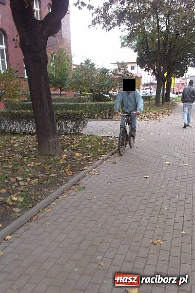 Zdjęcie w galerii na portalu naszraciborz.pl: Komendancie, co Pan na to? Czytelnik kolejny raz pyta o rowerzystów wiadomości z regionu