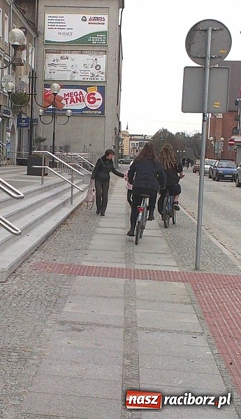 Zdjęcie w galerii na portalu naszraciborz.pl: Komendancie, co Pan na to? Czytelnik kolejny raz pyta o rowerzystów wiadomości z regionu