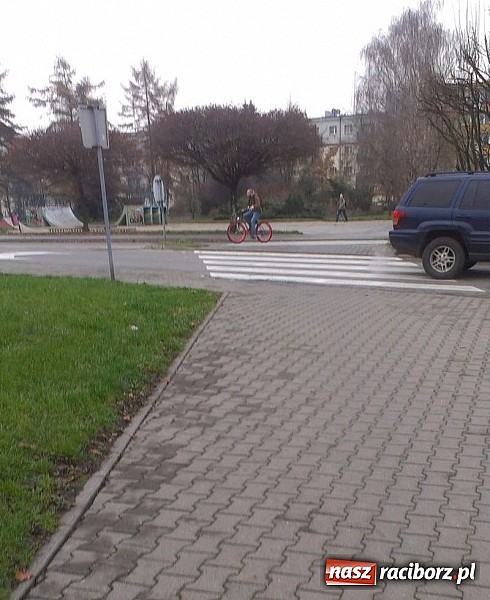 Zdjęcie w galerii na portalu naszraciborz.pl: Komendancie, co Pan na to? Czytelnik kolejny raz pyta o rowerzystów wiadomości z regionu