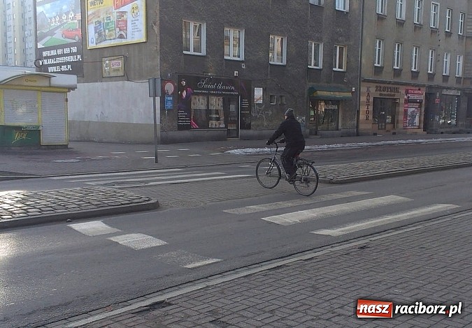 Zdjęcie w galerii na portalu naszraciborz.pl: Komendancie, co Pan na to? Czytelnik kolejny raz pyta o rowerzystów wiadomości z regionu