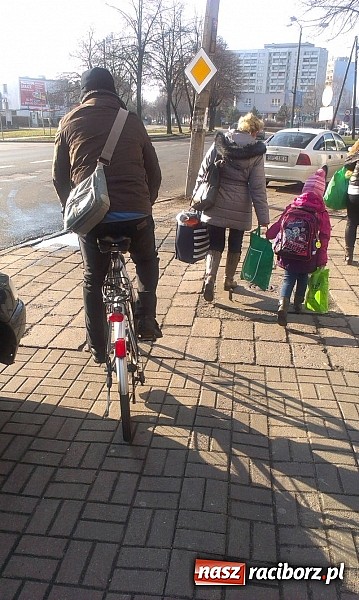 Zdjęcie w galerii na portalu naszraciborz.pl: Komendancie, co Pan na to? Czytelnik kolejny raz pyta o rowerzystów wiadomości z regionu