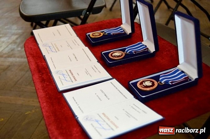 Zdjęcie w galerii na portalu naszraciborz.pl: Uroczysta odprawa z okazji Święta Służby Więziennej wiadomości z regionu