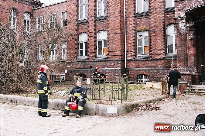 Zdjęcie w galerii na portalu naszraciborz.pl: Zadymienie w starym szpitalu przy Bema wiadomości z regionu
