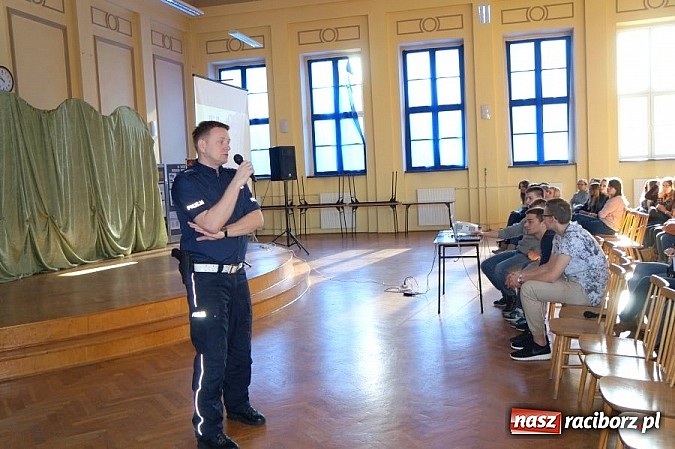 Zdjęcie w galerii na portalu naszraciborz.pl: Pogadanka w Zespole Szkół Ekonomicznych w Raciborzu wiadomości z regionu