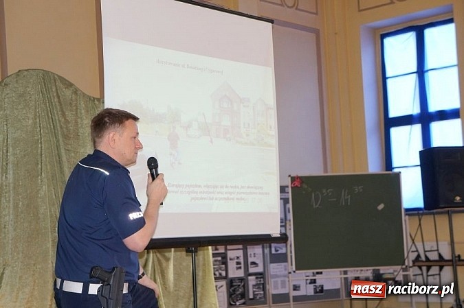 Zdjęcie w galerii na portalu naszraciborz.pl: Pogadanka w Zespole Szkół Ekonomicznych w Raciborzu wiadomości z regionu