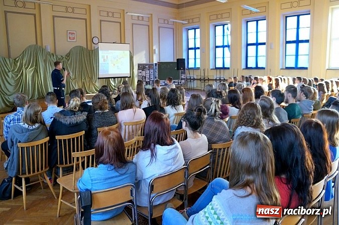 Zdjęcie w galerii na portalu naszraciborz.pl: Pogadanka w Zespole Szkół Ekonomicznych w Raciborzu wiadomości z regionu