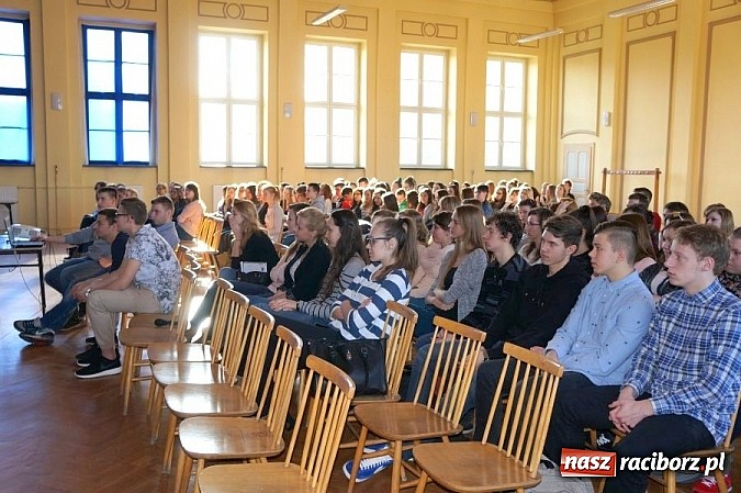 Zdjęcie w galerii na portalu naszraciborz.pl: Pogadanka w Zespole Szkół Ekonomicznych w Raciborzu wiadomości z regionu