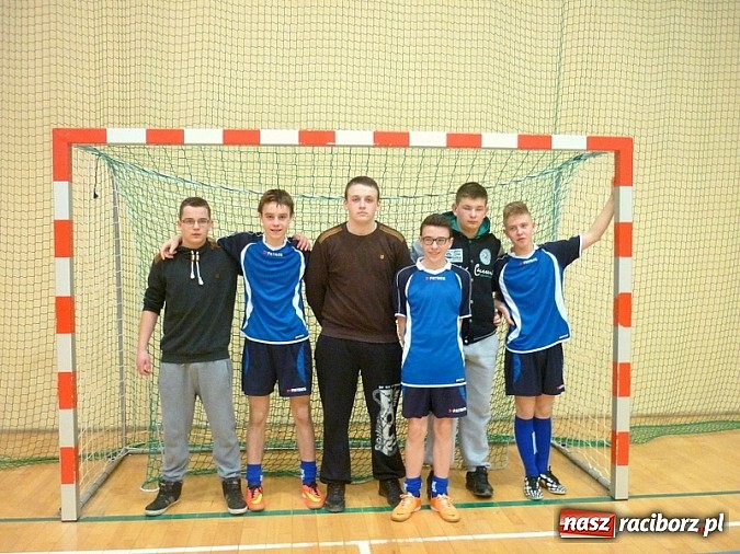 Zdjęcie w galerii na portalu naszraciborz.pl: Halowy Turniej Juniorów w Piłce nożnej o Puchar Wójta Gminy Rudnik wiadomości z regionu