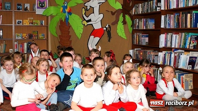 Zdjęcie w galerii na portalu naszraciborz.pl: Nocka z Koziołkiem Matołkiem w Bibliotece wiadomości z regionu