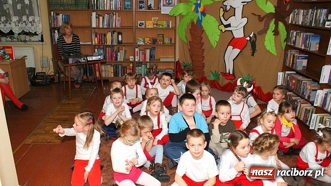 Zdjęcie w galerii na portalu naszraciborz.pl: Nocka z Koziołkiem Matołkiem w Bibliotece wiadomości z regionu