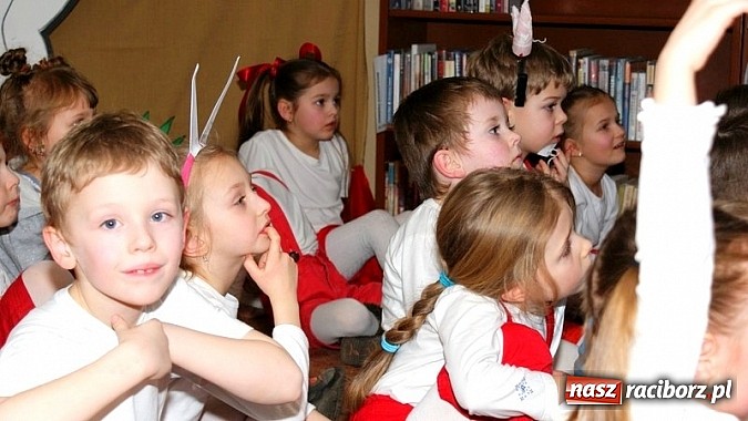 Zdjęcie w galerii na portalu naszraciborz.pl: Nocka z Koziołkiem Matołkiem w Bibliotece wiadomości z regionu