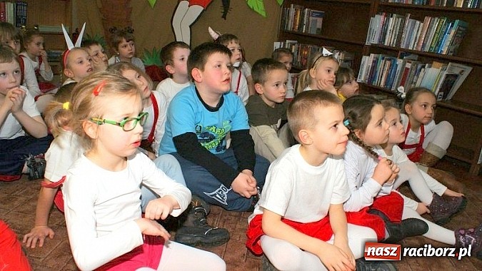 Zdjęcie w galerii na portalu naszraciborz.pl: Nocka z Koziołkiem Matołkiem w Bibliotece wiadomości z regionu