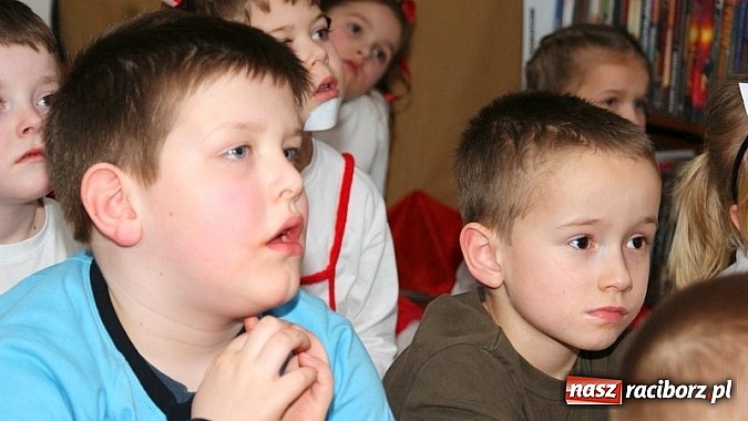 Zdjęcie w galerii na portalu naszraciborz.pl: Nocka z Koziołkiem Matołkiem w Bibliotece wiadomości z regionu