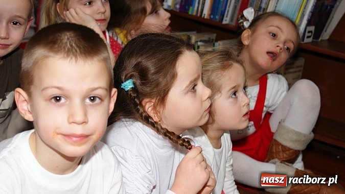 Zdjęcie w galerii na portalu naszraciborz.pl: Nocka z Koziołkiem Matołkiem w Bibliotece wiadomości z regionu