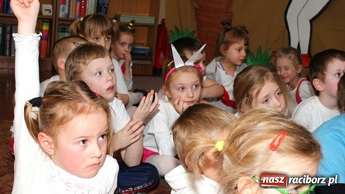 Zdjęcie w galerii na portalu naszraciborz.pl: Nocka z Koziołkiem Matołkiem w Bibliotece wiadomości z regionu