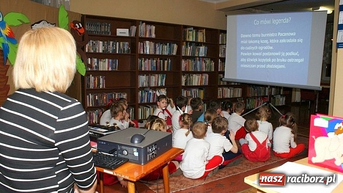 Zdjęcie w galerii na portalu naszraciborz.pl: Nocka z Koziołkiem Matołkiem w Bibliotece wiadomości z regionu