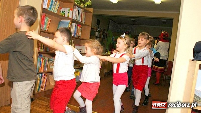 Zdjęcie w galerii na portalu naszraciborz.pl: Nocka z Koziołkiem Matołkiem w Bibliotece wiadomości z regionu