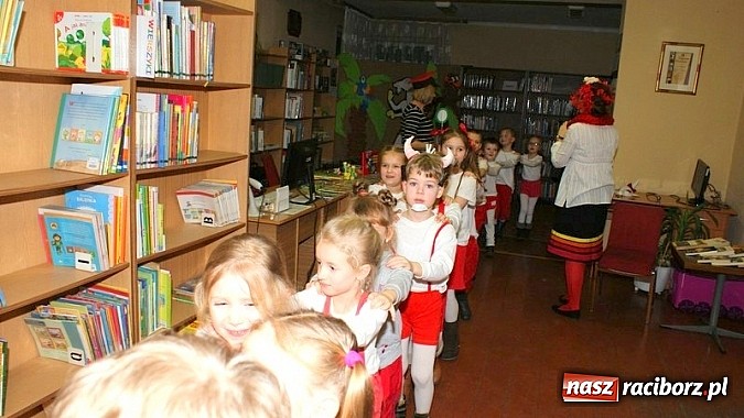 Zdjęcie w galerii na portalu naszraciborz.pl: Nocka z Koziołkiem Matołkiem w Bibliotece wiadomości z regionu