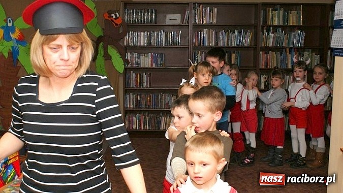 Zdjęcie w galerii na portalu naszraciborz.pl: Nocka z Koziołkiem Matołkiem w Bibliotece wiadomości z regionu