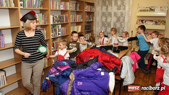 Zdjęcie w galerii na portalu naszraciborz.pl: Nocka z Koziołkiem Matołkiem w Bibliotece wiadomości z regionu