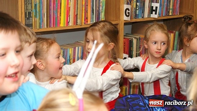 Zdjęcie w galerii na portalu naszraciborz.pl: Nocka z Koziołkiem Matołkiem w Bibliotece wiadomości z regionu