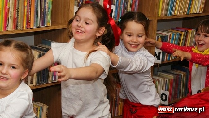 Zdjęcie w galerii na portalu naszraciborz.pl: Nocka z Koziołkiem Matołkiem w Bibliotece wiadomości z regionu