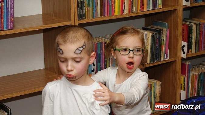 Zdjęcie w galerii na portalu naszraciborz.pl: Nocka z Koziołkiem Matołkiem w Bibliotece wiadomości z regionu