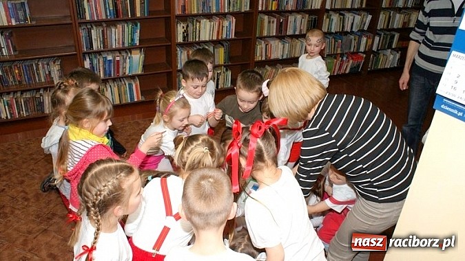 Zdjęcie w galerii na portalu naszraciborz.pl: Nocka z Koziołkiem Matołkiem w Bibliotece wiadomości z regionu