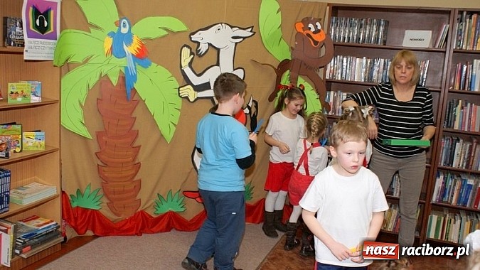 Zdjęcie w galerii na portalu naszraciborz.pl: Nocka z Koziołkiem Matołkiem w Bibliotece wiadomości z regionu
