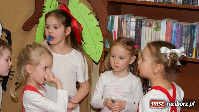 Zdjęcie w galerii na portalu naszraciborz.pl: Nocka z Koziołkiem Matołkiem w Bibliotece wiadomości z regionu