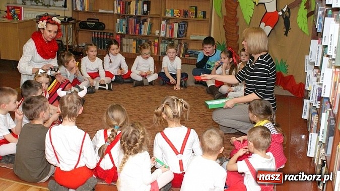 Zdjęcie w galerii na portalu naszraciborz.pl: Nocka z Koziołkiem Matołkiem w Bibliotece wiadomości z regionu