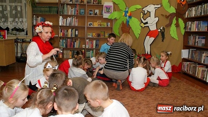 Zdjęcie w galerii na portalu naszraciborz.pl: Nocka z Koziołkiem Matołkiem w Bibliotece wiadomości z regionu