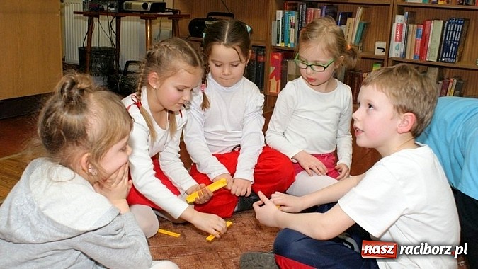 Zdjęcie w galerii na portalu naszraciborz.pl: Nocka z Koziołkiem Matołkiem w Bibliotece wiadomości z regionu