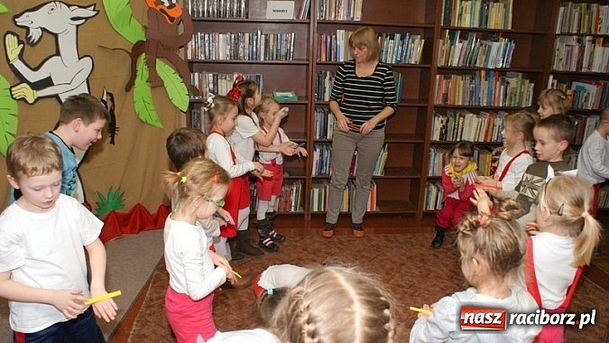 Zdjęcie w galerii na portalu naszraciborz.pl: Nocka z Koziołkiem Matołkiem w Bibliotece wiadomości z regionu