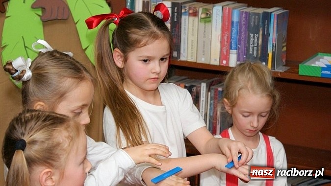 Zdjęcie w galerii na portalu naszraciborz.pl: Nocka z Koziołkiem Matołkiem w Bibliotece wiadomości z regionu