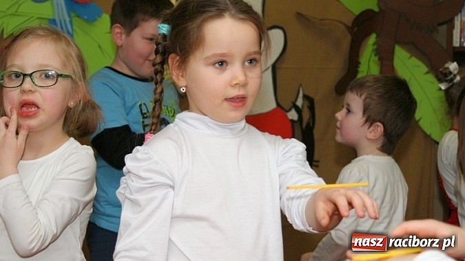 Zdjęcie w galerii na portalu naszraciborz.pl: Nocka z Koziołkiem Matołkiem w Bibliotece wiadomości z regionu