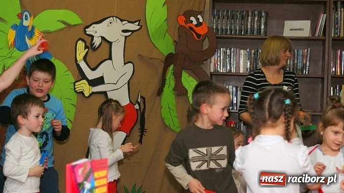 Zdjęcie w galerii na portalu naszraciborz.pl: Nocka z Koziołkiem Matołkiem w Bibliotece wiadomości z regionu