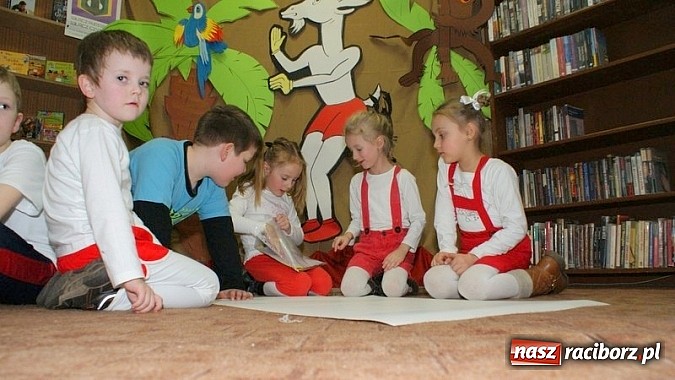 Zdjęcie w galerii na portalu naszraciborz.pl: Nocka z Koziołkiem Matołkiem w Bibliotece wiadomości z regionu