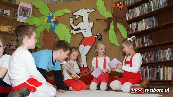 Zdjęcie w galerii na portalu naszraciborz.pl: Nocka z Koziołkiem Matołkiem w Bibliotece wiadomości z regionu