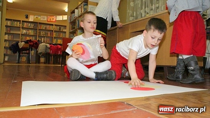 Zdjęcie w galerii na portalu naszraciborz.pl: Nocka z Koziołkiem Matołkiem w Bibliotece wiadomości z regionu