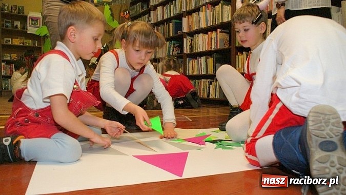 Zdjęcie w galerii na portalu naszraciborz.pl: Nocka z Koziołkiem Matołkiem w Bibliotece wiadomości z regionu