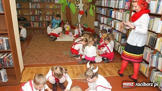 Zdjęcie w galerii na portalu naszraciborz.pl: Nocka z Koziołkiem Matołkiem w Bibliotece wiadomości z regionu