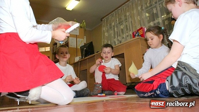 Zdjęcie w galerii na portalu naszraciborz.pl: Nocka z Koziołkiem Matołkiem w Bibliotece wiadomości z regionu
