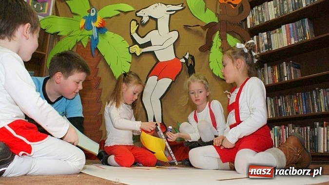 Zdjęcie w galerii na portalu naszraciborz.pl: Nocka z Koziołkiem Matołkiem w Bibliotece wiadomości z regionu